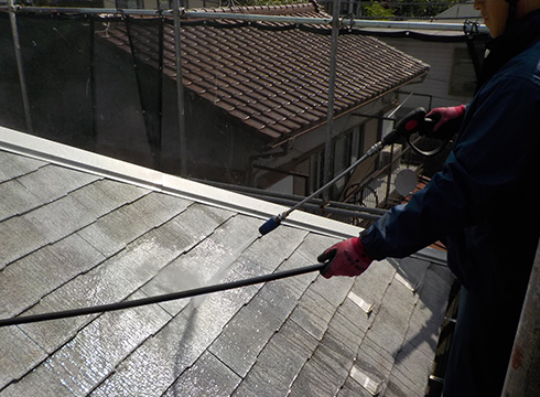 屋根の高圧洗浄の様子です。150MPa圧で行っています。