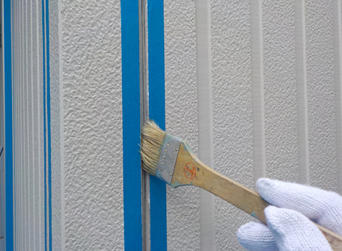 外壁の目地密着剤塗装を行っています。塗料は、プライマーUS3を使用しています。