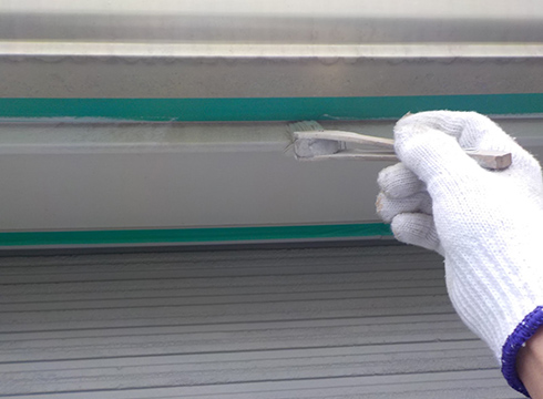 破風板の下塗りの様子です。プライマー塗装を行っており、材料は日本ペイントのパーフェクトプライマーを使用しています。