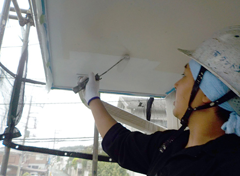 軒天の下塗りの様子です。材料は、日本ペイントのケンエースGⅡの白を使用しています。