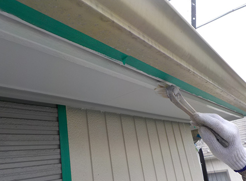 破風板の上塗りの様子です。塗料は、日本ペイントの一液ファインウレタンを使用し、色番号は「白　の３分艶」です。
