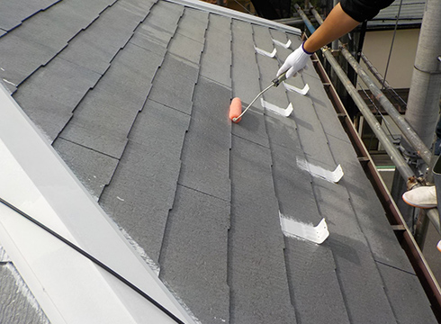 屋根の下塗りの様子です。シーラー塗装を行っており、塗料は、エポMシーラーを使用しています。