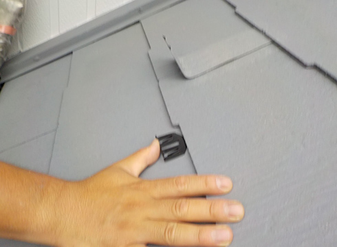 屋根の縁切り処理設置を行っております。材料は、セイムのタスペーサーです。