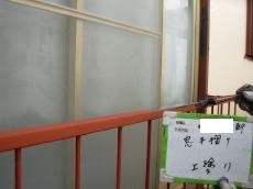 窓手すり格子の上塗りの様子です。日本ペイントの1液ファインウレタンを使用しています。