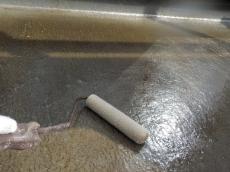 バルコニー床面の下塗りをしている様子です。東日本塗料のFRPプライマーを使用しています。