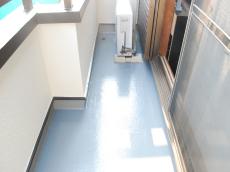 バルコニー床面の上塗り後の様子です。東日本塗料のAUコートのフォックスグレーを使用しました。