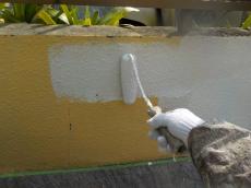 外塀の下塗りをしている様子です。日本ペイントのパーフェクトフィラーを使用しています。
