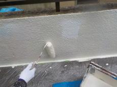 外塀の上塗りをしている様子です。日本ペイントのパーフェクトトップを使用しました。