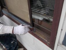 窓木枠下塗りの様子です。日本ペイントのパーフェクトプライマーを使用しています。