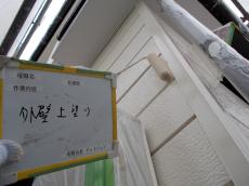 外壁の金属サイディングの上塗りの様子です。日本ペイントのハナコレクション100ファインを使用しています。