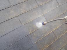 屋根の高圧洗浄をしている様子です。ワグナー製防音型高圧ジェッター150MPa圧を使用しています。