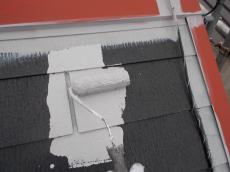 屋根の中塗りの様子です。日進産業の断熱塗料ガイナを使用しています。