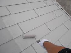 屋根の上塗りの様子です。日進産業の断熱塗料ガイナを使用しています。