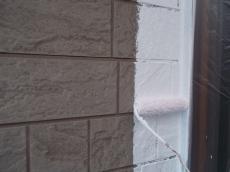 外壁を高圧洗浄後下塗りしている様子です。水谷ペイントのリフレッシュサフェーサーを使用しています。