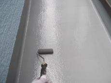 バルコニー床面の上塗りの様子です。東日本塗料のAUコートを使用しています。