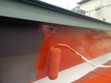 破風板の下塗りの様子です。日本ペイントのパーフェクトプライマーを使用しています。