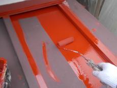 下屋根（トタン部）の上塗りの様子です。日本ペイントのハイポンファインデグロを使用しています。