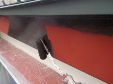破風板の上塗りの様子です。日本ペイントの1液ファインウレタンを使用しています。