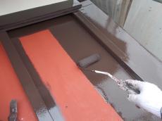 下屋根（トタン部）の上塗りの様子です。日本ペイントの1液ファインウレタンを使用しています。