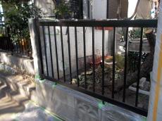 門扉とフェンスの上塗りの様子です。日本ペイントの1液ファインウレタンを使用しています。