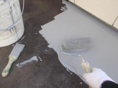 バルコニー床面の上塗り1回目の様子です。東日本塗料のローン12ウレタン防水を使用しています。