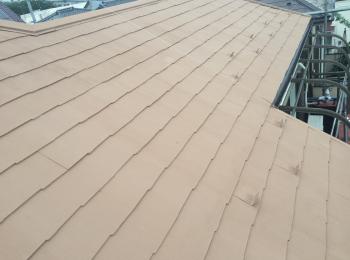 屋根には断熱塗料ガイナを施工しました。弊社特注色1550Fになります。