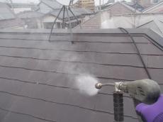 屋根にワグナー製防音型高圧ジェッター150MPa圧で高圧洗浄を行っている様子です。