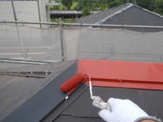 屋根のトタン部にサビ止め塗装を行っている様子です。材料は日本ペイントのハイポンファインデグロを使用しています。