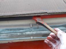屋根のケラバ板金にサビ止め塗装を行っている様子です。材料は日本ペイントのハイポンファインデグロを使用しています。