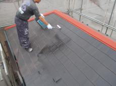 屋根の下塗りの様子です。材料は日本ペイントの1液ベストシーラーを使用しています。