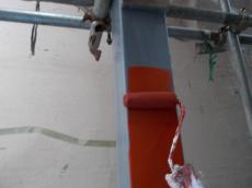 鉄柱の下地調整後のサビ止め塗装の様子です。材料は日本ペイントのハイポンファインデグロを使用しています。