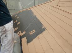 屋根の中塗りの様子です。材料は日進産業の断熱塗料ガイナを使用しています。
