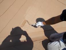 屋根の上塗りの様子です。材料は日進産業の断熱塗料ガイナを使用しています。