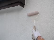 外壁の中塗りの様子⑥です。材料は水谷ペイントのナノコンポジットWを使用しています。