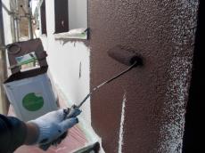 外壁の中塗りの様子③です。材料は水谷ペイントのナノコンポジットWを使用しています。
