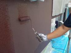外壁の上塗りの様子です。材料は水谷ペイントのナノコンポジットWを使用しています。