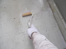 バルコニー床面の下塗りの様子です。材料は東日本塗料のFRPプライマーを使用しています。