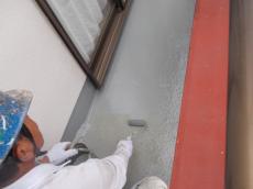 バルコニー床面の上塗りの様子です。材料は東日本塗料のAUコートを使用しています。