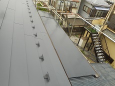 霧除け庇屋根の上塗り後の様子です。日本ペイントの1液ファインウレタンを使用しました。