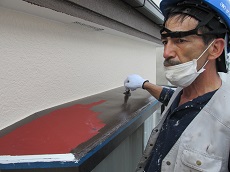 霧除け庇の上塗りを行っています。日本ペイントの1液ファインウレタンを使用しています。