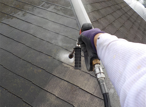 屋根の高圧洗浄の様子です。15MPa圧の防音型高圧ジェッターを使用し洗浄しています。
