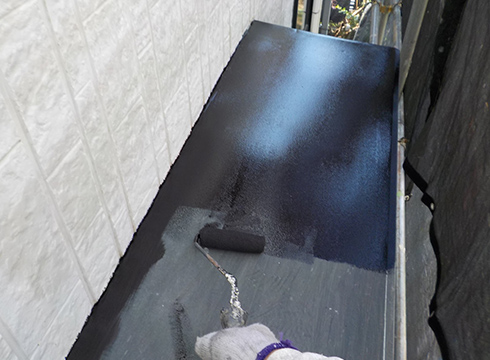 霧除け庇に錆止め剤を下塗り塗装しています。日本ペイントのハイポンファインデグロ錆止めを使用しています。