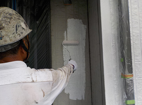 外壁の下塗りの様子です。外壁専用下塗り材を塗装しています。関西ペイントのRSサーフを使用しています。