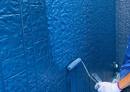 外壁の2回目の塗装の様子です。塗料は、関西ペイントのRSシルバーグロスSiを使用していて、色番号は「1975Cの3分艶」です。