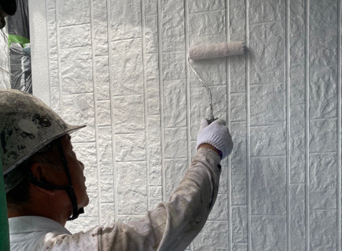 外壁の2回目の塗装の様子です。塗料は、関西ペイントのRSシルバーグロスSiを使用していて、色番号は「1975Cの3分艶」です。