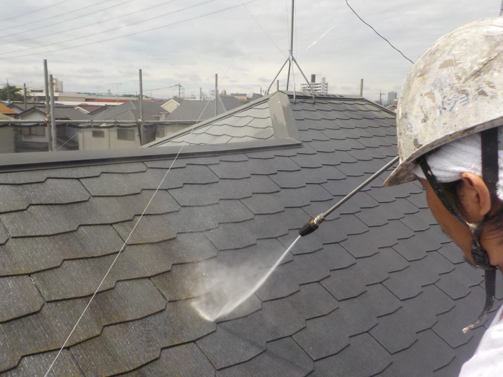 屋根の洗浄の様子です。15.0MPa圧 の防音型高圧ジェッターを使用し洗浄しています。