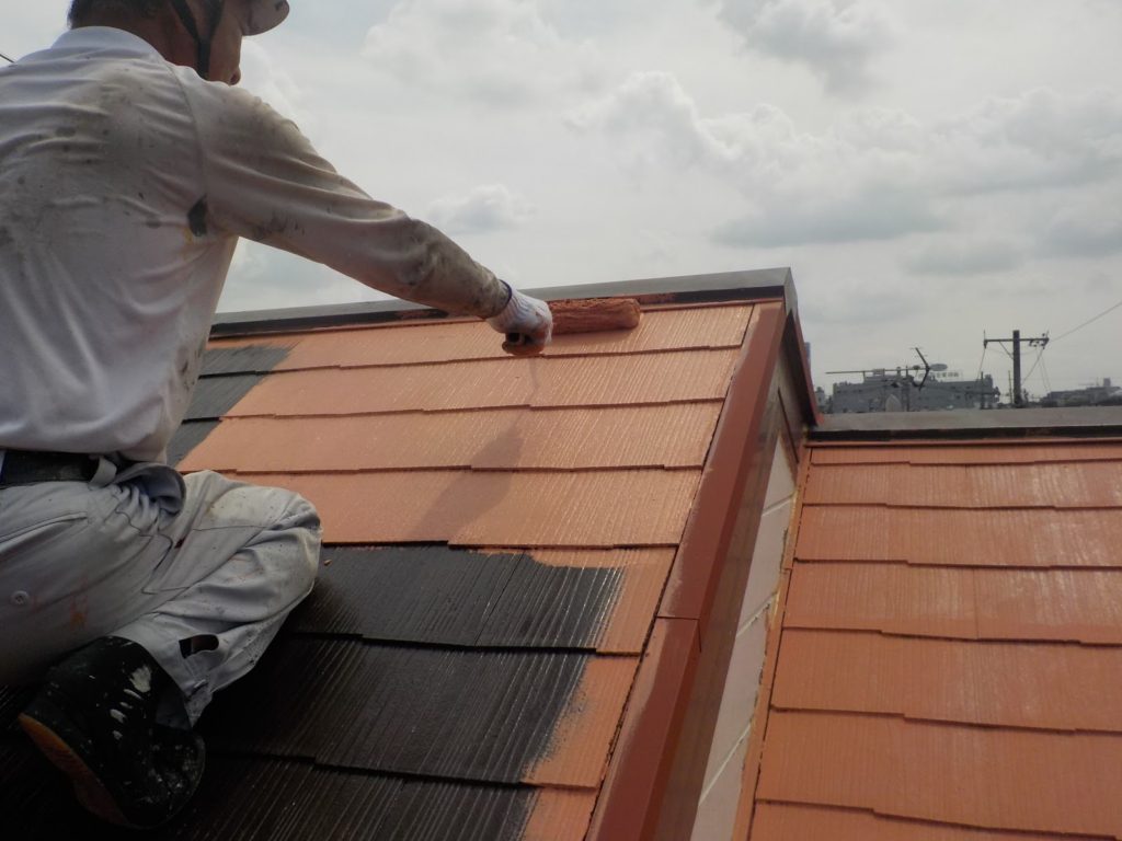 屋根コロニアルの中塗りの様子です。塗料は、日進産業の断熱塗料ガイナを使用していて、色番号は「0960L」です。