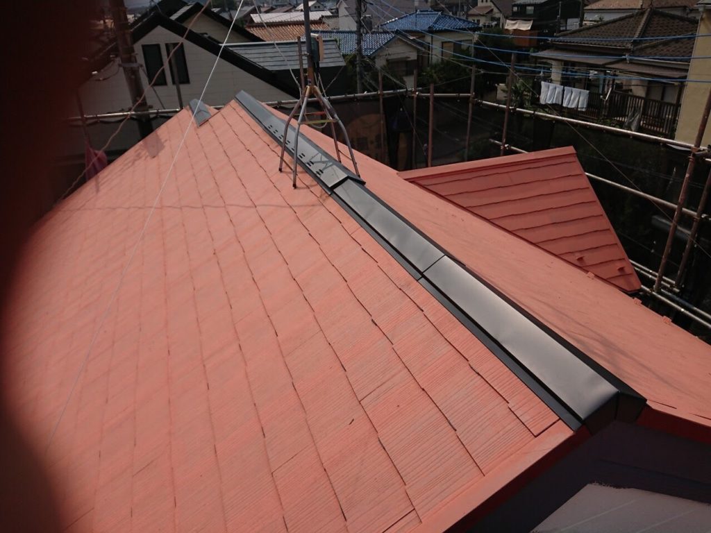 屋根棟板金を新しくいたしました。ガルバリウム合板0.35㎜を使用いたしました。