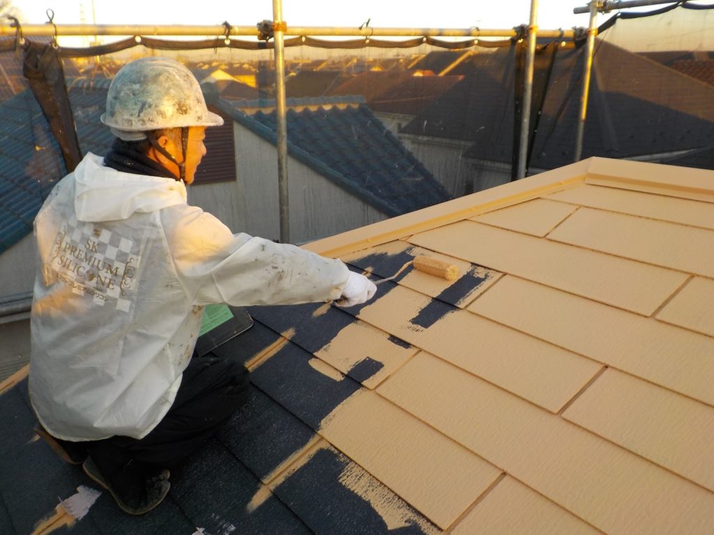 屋根の中塗り塗装の様子です。塗料は、日進産業の断熱塗料ガイナ（抗菌剤入り）を使用していて、色番号は「17‐70L」です。