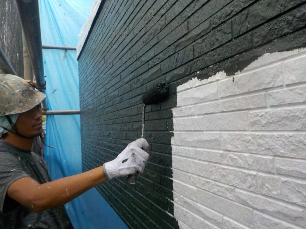 外壁の1回目の塗装の様子です。塗料は、水谷ペイントのナノコンポジットWを使用し、色番号は「3520B」です。